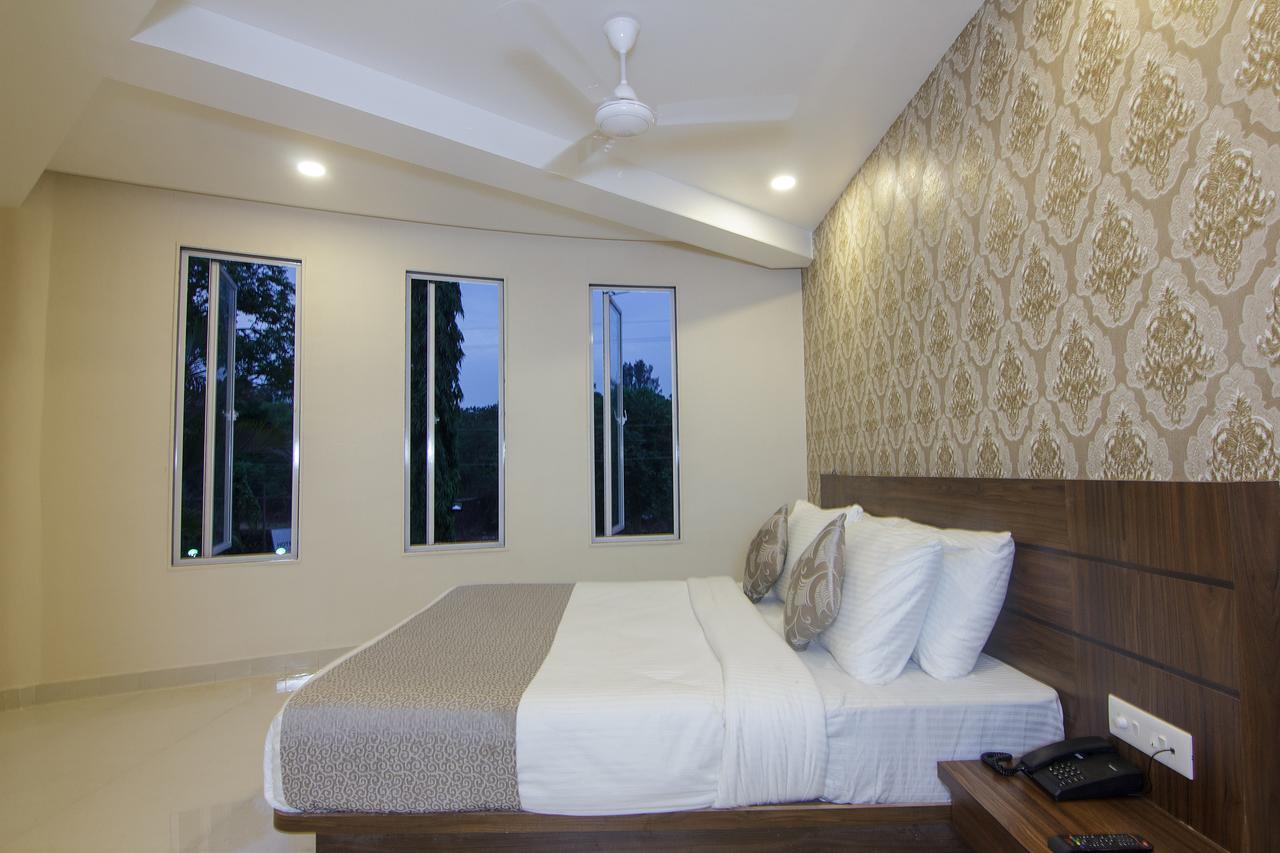 Strand Resort Lonavala Exteriér fotografie